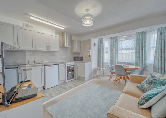 Apartment 7 - 1 Bedroom Sea Front Location - Step Free Access From Rear - Free Parking