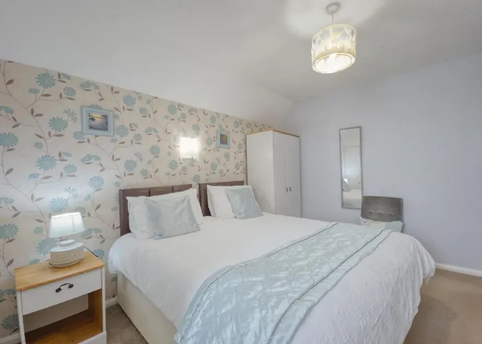 Apartment 7 - 1 Bedroom Sea Front Location - Step Free Access From Rear - Free Parking