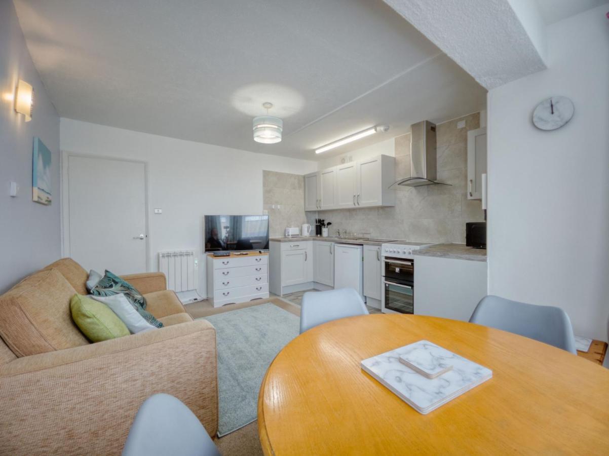7 - 1 Bedroom Sea Front Location - Step Free Access From Rear - Free Parking * Paignton